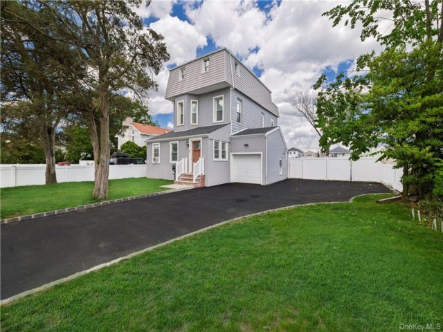  6 BR,  3.00 BTH &nbsp;House style home in Freeport