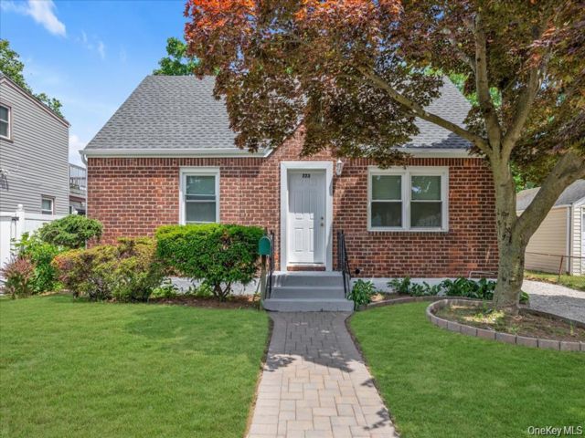  4 BR,  2.00 BTH &nbsp;Cape cod style home in Uniondale