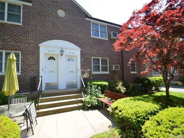  2 BR,  1.00 BTH &nbsp;Garden style home in Little Neck