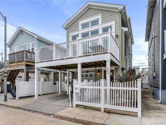  3 BR,  2.00 BTH &nbsp;Contemporary style home in Long Beach