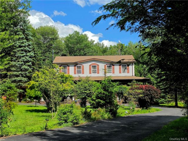  4 BR,  3.00 BTH &nbsp;Colonial style home in Liberty
