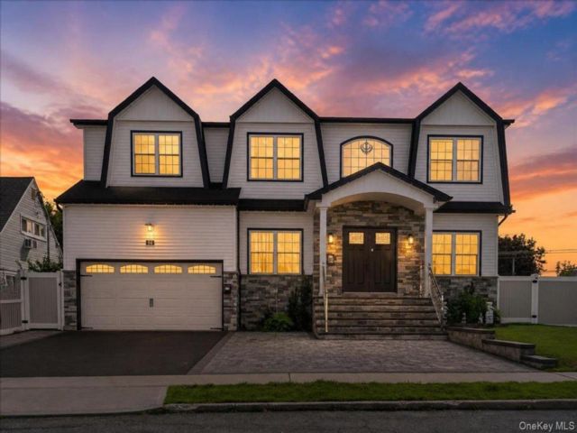  5 BR,  5.00 BTH &nbsp;Colonial style home in Westbury