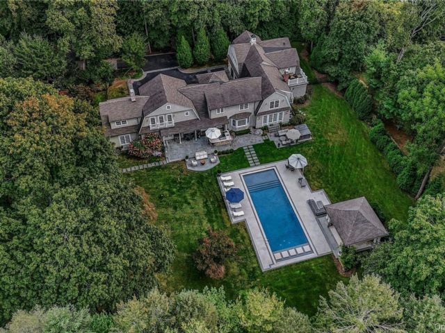  5 BR,  6.00 BTH &nbsp;Colonial style home in Muttontown