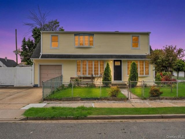  5 BR,  3.00 BTH &nbsp;Exp cape style home in Hicksville