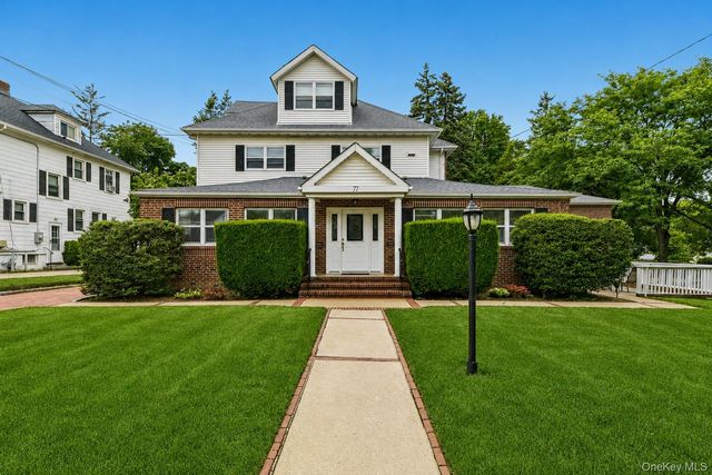  6 BR,  4.00 BTH &nbsp;Colonial style home in Manhasset
