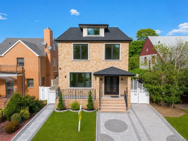  4 BR,  4.00 BTH &nbsp;Contemporary style home in Fresh Meadows