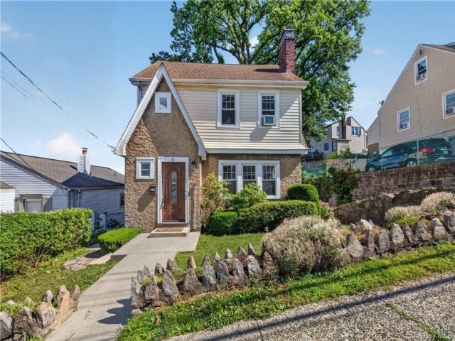  3 BR,  2.00 BTH &nbsp;Colonial style home in Yonkers