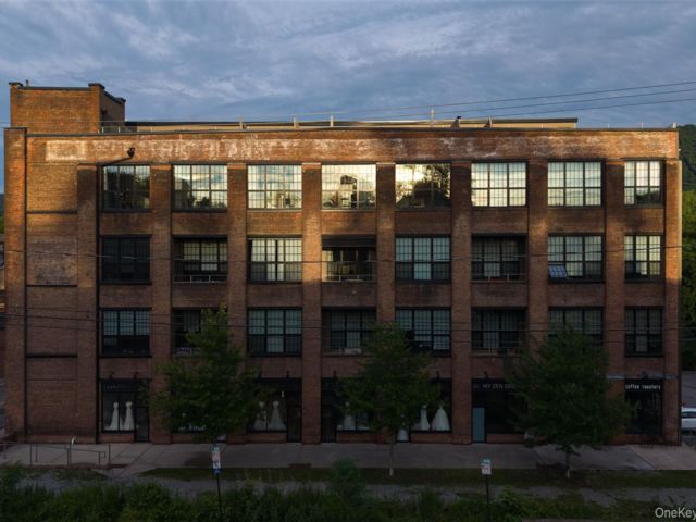  2 BR,  2.00 BTH &nbsp;Penthouse style home in Beacon