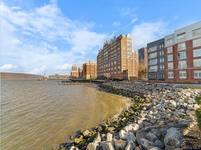  2 BR,  2.00 BTH &nbsp;High rise style home in Yonkers