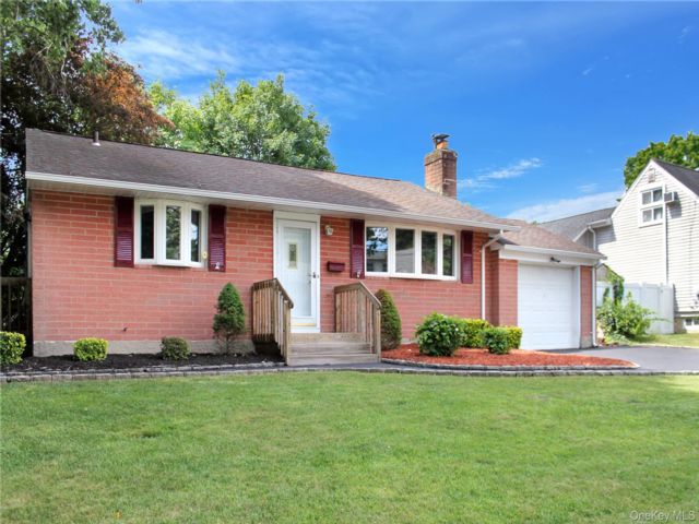  3 BR,  1.00 BTH &nbsp;Ranch style home in South Huntington