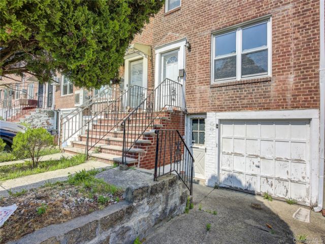  3 BR,  2.00 BTH &nbsp;Colonial style home in Flushing