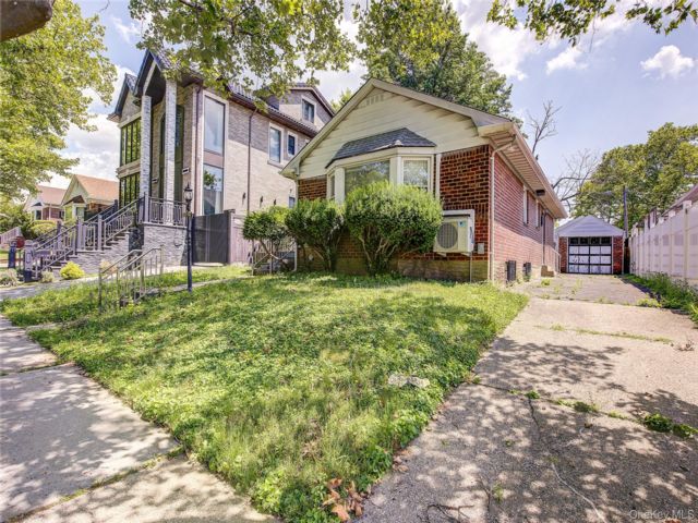  3 BR,  3.00 BTH &nbsp;Ranch style home in Bayside