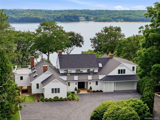 4 BR,  5.00 BTH &nbsp;Traditional style home in Cold Spring Harbor