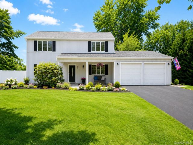  3 BR,  3.00 BTH &nbsp;Colonial style home in Stony Brook