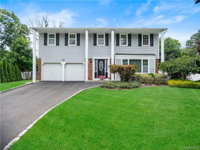  4 BR,  3.00 BTH &nbsp;Colonial style home in South Setauket