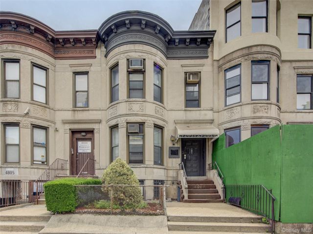  6 BR,  2.00 BTH &nbsp;House style home in Boro Park