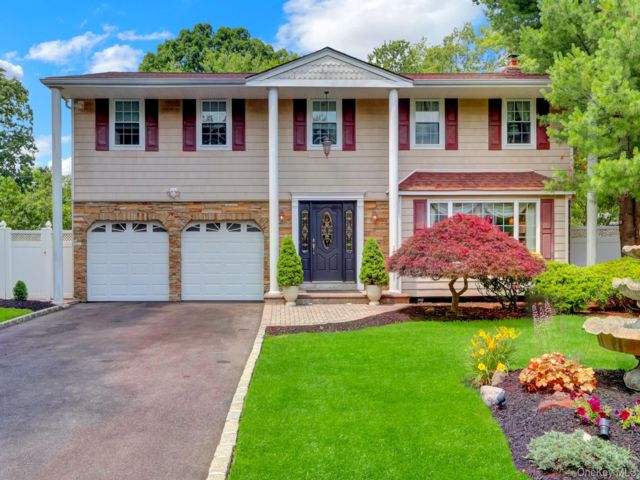  4 BR,  3.00 BTH &nbsp;Colonial style home in Hauppauge