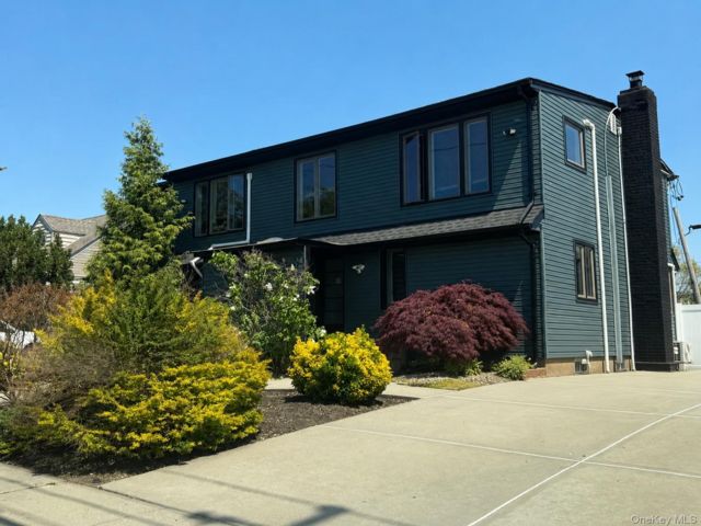  5 BR,  3.00 BTH &nbsp;Colonial style home in East Meadow