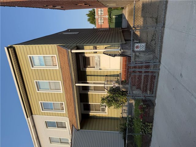  4 BR,  2.00 BTH &nbsp;House style home in Woodside