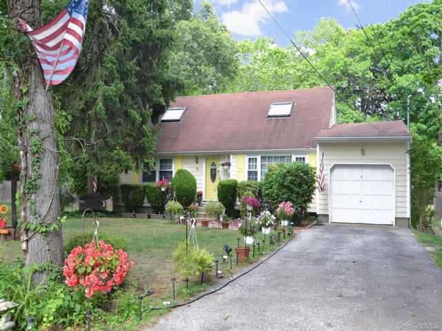  4 BR,  2.00 BTH &nbsp;Cape cod style home in Miller Place