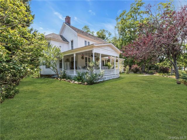 5 BR,  3.00 BTH &nbsp;Victorian style home in East Moriches