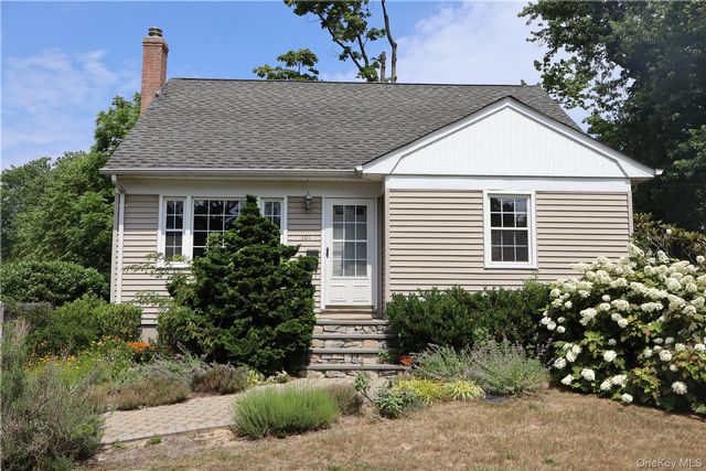  2 BR,  1.00 BTH &nbsp;Cape cod style home in Sayville