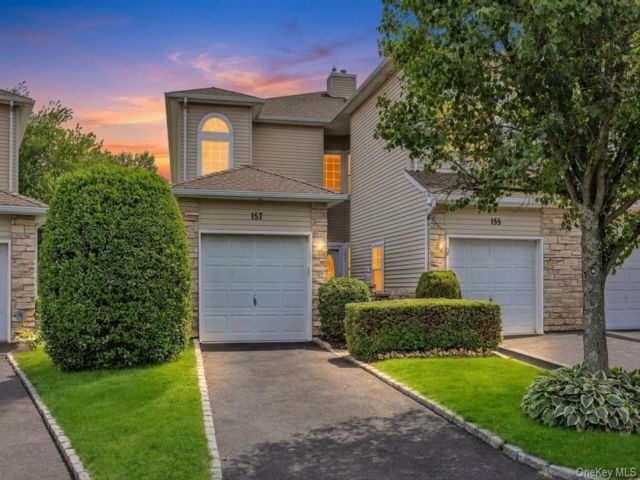  3 BR,  3.00 BTH &nbsp;Other style home in Hauppauge
