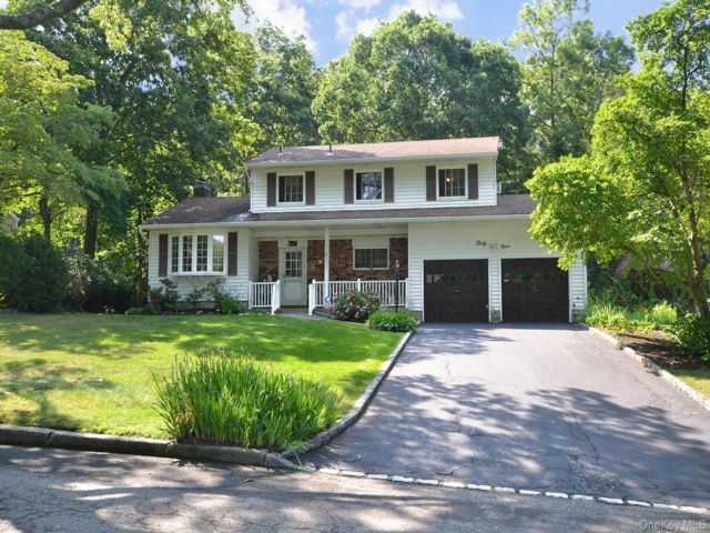  5 BR,  3.00 BTH &nbsp;Colonial style home in Smithtown