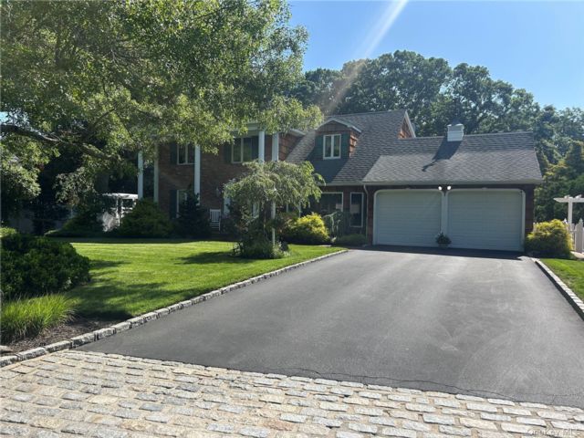  5 BR,  3.00 BTH &nbsp;Colonial style home in Lake Grove