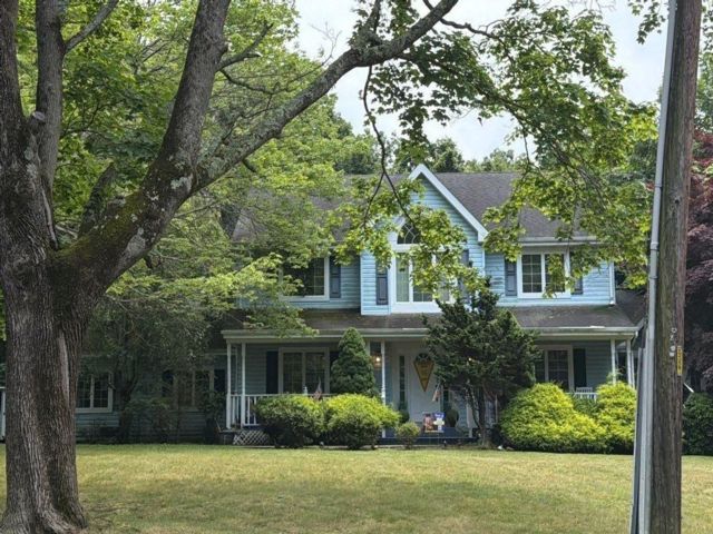  4 BR,  3.00 BTH &nbsp;Colonial style home in Wading River