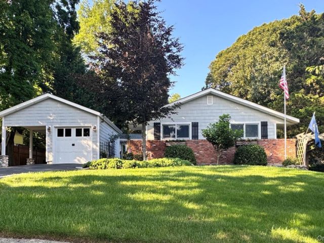  3 BR,  3.00 BTH &nbsp;Exp ranch style home in Kings Park
