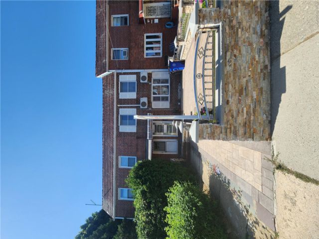  3 BR,  2.00 BTH &nbsp;Colonial style home in Fresh Meadows
