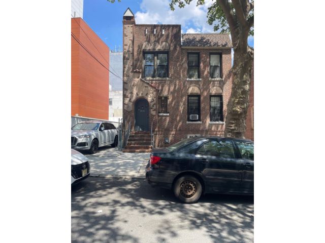  4 BR,  2.00 BTH &nbsp;Other style home in Woodside