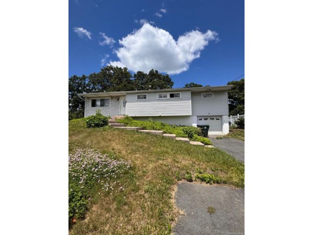  3 BR,  2.00 BTH &nbsp;Ranch style home in Newburgh
