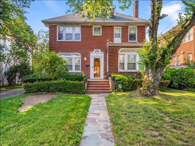  4 BR,  3.00 BTH &nbsp;Colonial style home in Woodmere