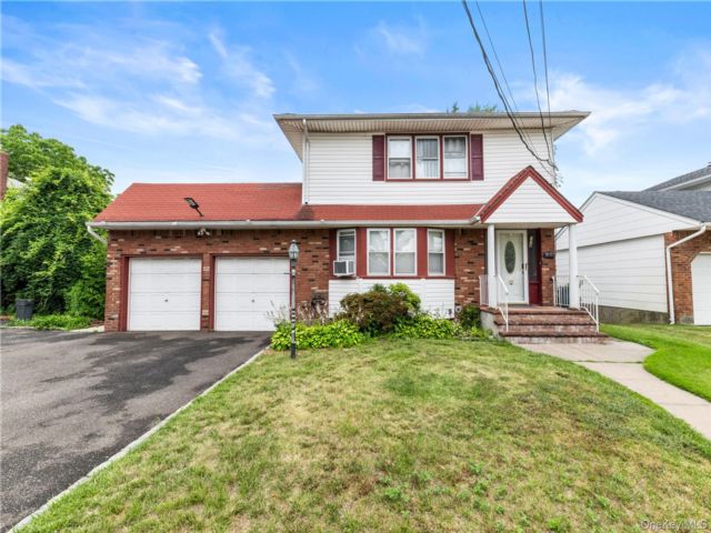  6 BR,  4.00 BTH &nbsp;A-frame style home in Rockville Centre