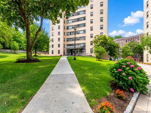  2 BR,  1.00 BTH &nbsp;High rise style home in Jerome Avenue