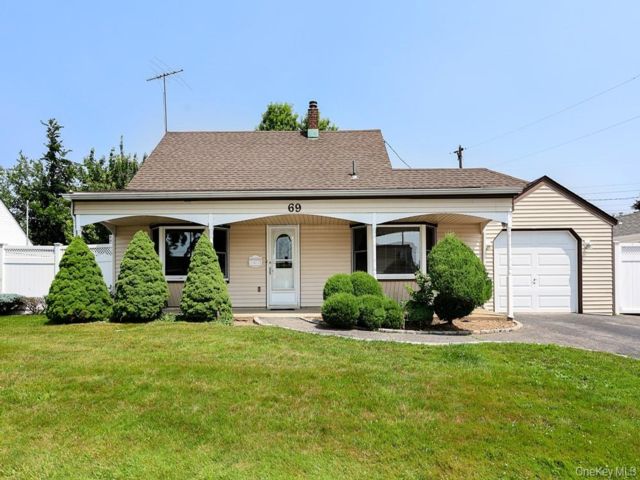  3 BR,  2.00 BTH &nbsp;Cape cod style home in Levittown