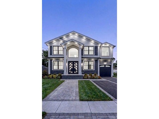  5 BR,  6.00 BTH &nbsp;Colonial style home in Hicksville