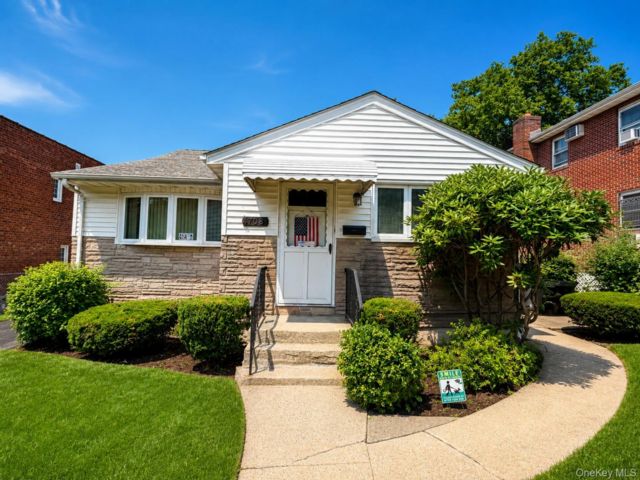  3 BR,  2.00 BTH &nbsp;Split level style home in College Point
