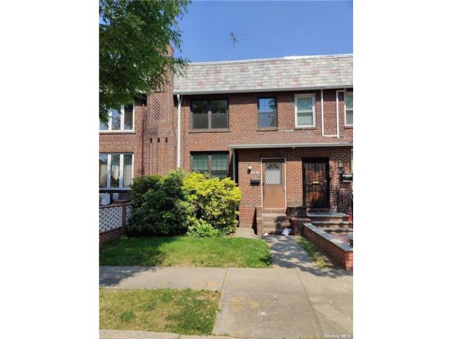  4 BR,  3.00 BTH &nbsp;Colonial style home in Hillcrest (queens)