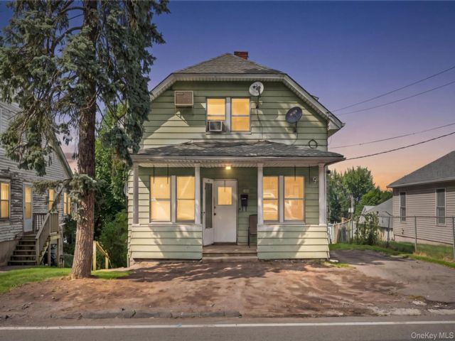  4 BR,  2.00 BTH &nbsp;Colonial style home in Haverstraw