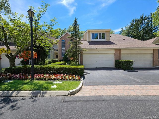  3 BR,  3.00 BTH &nbsp;Condo style home in Smithtown