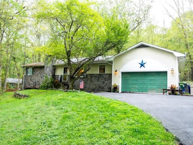  4 BR,  3.00 BTH &nbsp;Ranch style home in Sloatsburg