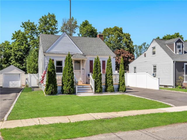  3 BR,  2.00 BTH &nbsp;Cape cod style home in Islip Terrace