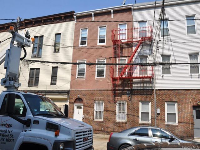 11 BR,  4.00 BTH &nbsp;Other style home in Jerome Avenue