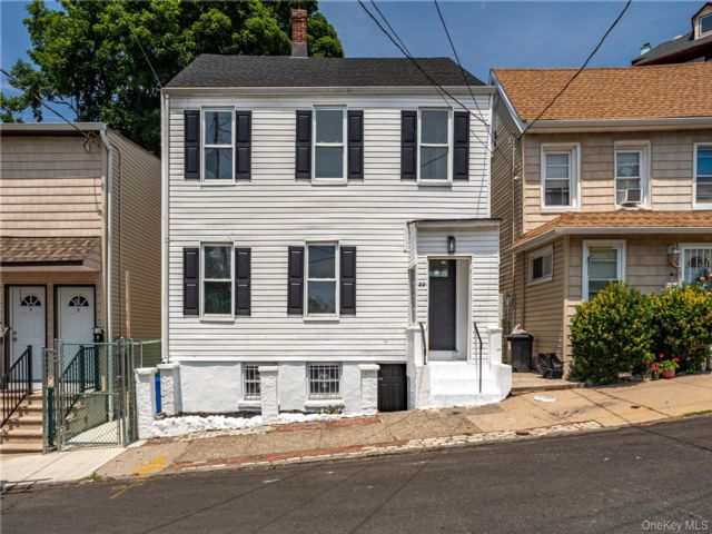  4 BR,  2.00 BTH &nbsp;Colonial style home in Stapleton