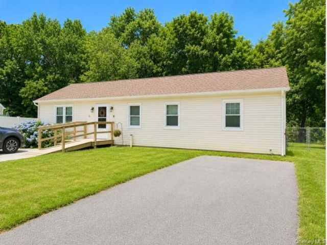  3 BR,  2.00 BTH &nbsp;Ranch style home in Ronkonkoma