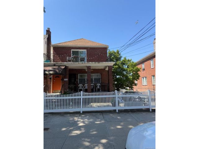  7 BR,  4.00 BTH &nbsp;Colonial style home in Throggs Neck