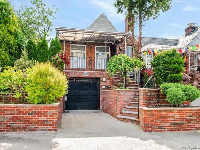  3 BR,  2.00 BTH &nbsp;Ranch style home in Maspeth